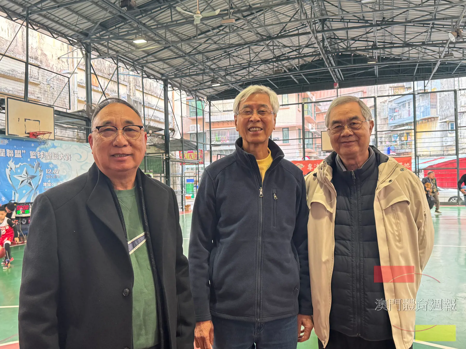 B1 7(左起)籃總理事長胡松輝、新橋坊會會長梁慶庭及理事長梁竟成三位籃球愛好者齊心構建新橋小籃球基地。.jpeg